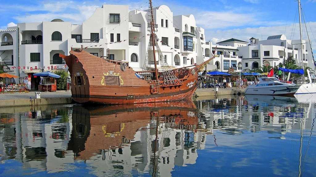 курорты Туниса - Порт Эль-Кантауи - старинный корабль в бухте